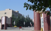 学校中门