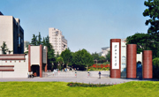 校园大门