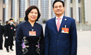 我校刘秀云、徐华勤两位校友参加“两会”